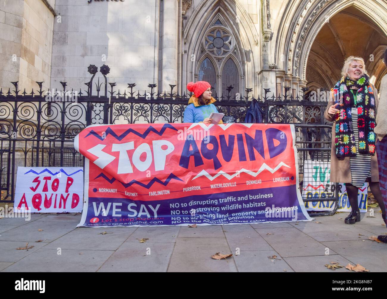 Londres, Royaume-Uni. 22nd novembre 2022. Des manifestants opposés au projet controversé d'Aquind se sont rassemblés devant les cours royales de justice alors que l'audience de contrôle judiciaire sur la décision de rejeter la proposition d'interconnecteur d'Aquind entre la France et Portsmouth était en cours. Le précédent secrétaire d'entreprise britannique Kwasi Kwarteng a rejeté le projet de liaison électrique et Aquind en appelle maintenant. Credit: Vuk Valcic/Alamy Live News Banque D'Images