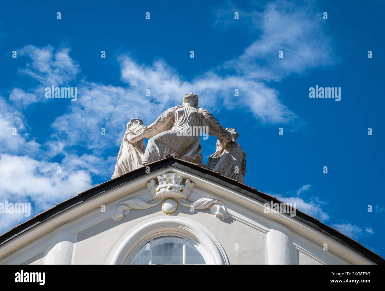 Merano (Meran) ville: Détails de la statue de la danse des grâces sur le sommet du célèbre bâtiment Kurhaus, Tyrol du Sud, Trentin-Haut-Adige, Italie du Nord Banque D'Images