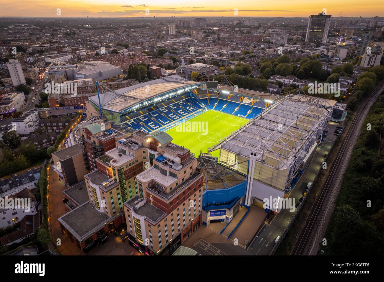 Stamford Bridge Stadium, stade du club de football de Chelsea à Londres illuminé en vue aérienne nocturne Banque D'Images