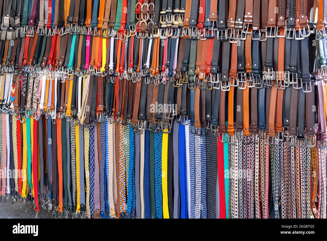 Les ceintures colorées en vente stallent Florence, Italie Banque D'Images
