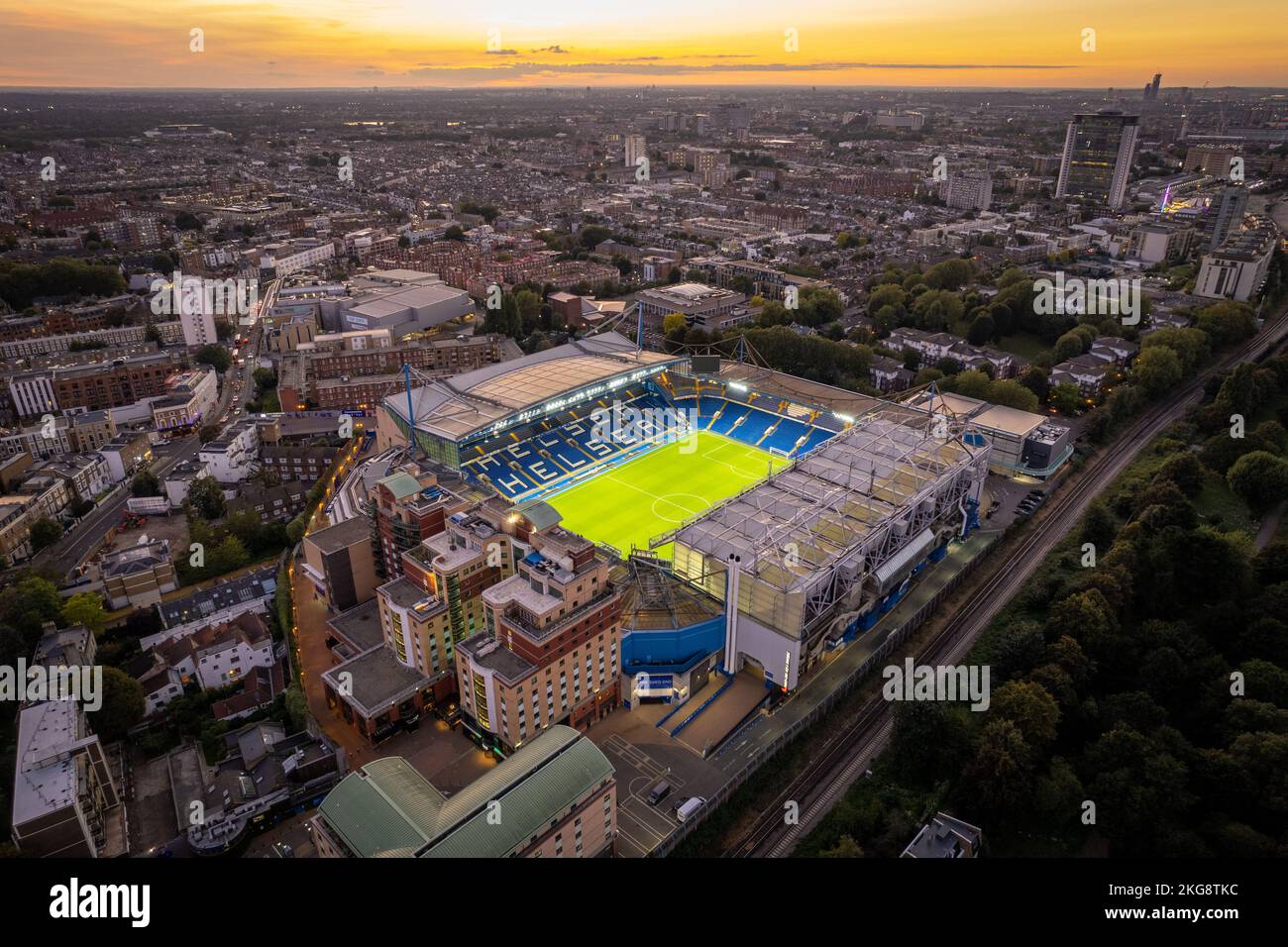 Stamford Bridge Stadium, stade du club de football de Chelsea à Londres illuminé en vue aérienne nocturne Banque D'Images