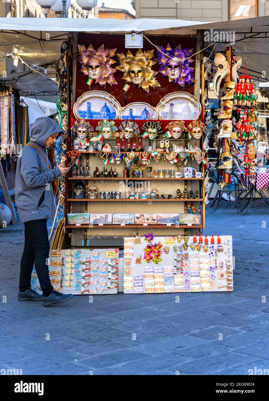 Florence Italie - les touristes et les stands du marché à la Piazza del Duomo Banque D'Images