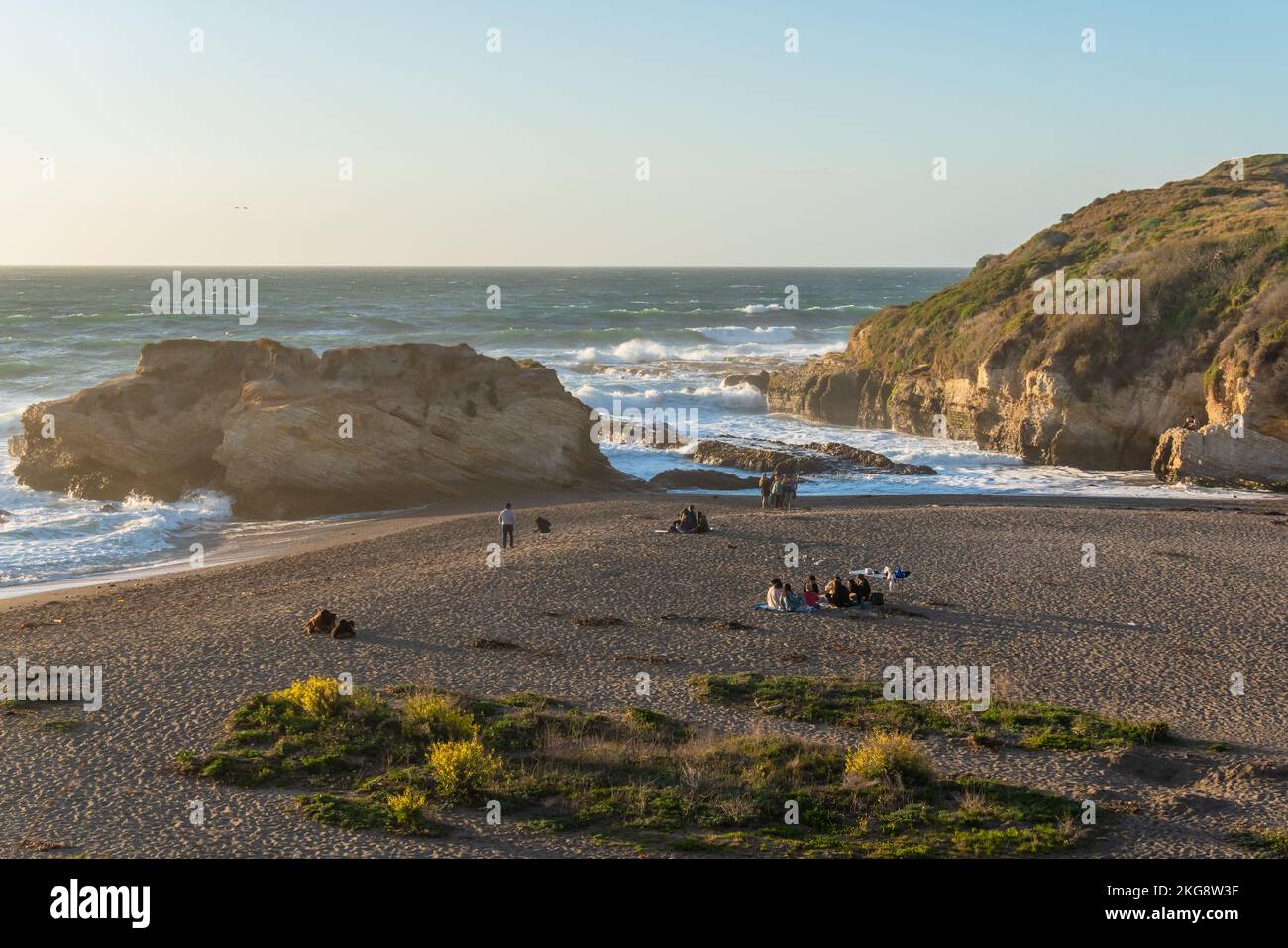 Montana de Oro, Californie, Etats-Unis - 6 mars 2021. Falaises rocheuses, océan Pacifique et plage avec les gens appréciant la vue. Montana de Oro, Californie cent Banque D'Images