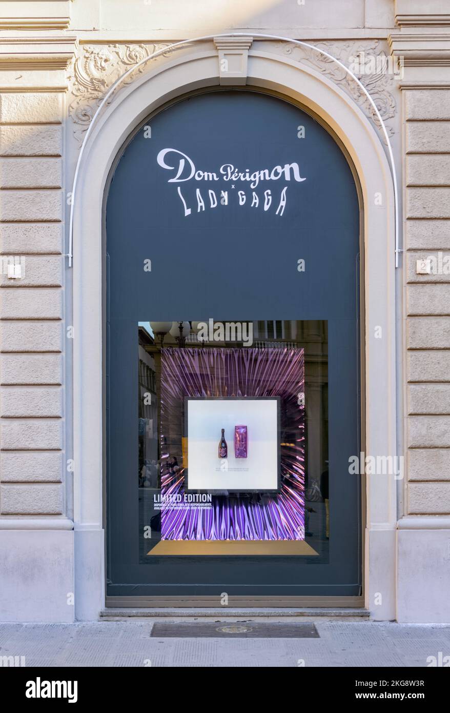 Dom Perignon Edition limitée champagne Lady Gaga publicité sur la vitrine de la boutique, Florence, Italie Banque D'Images
