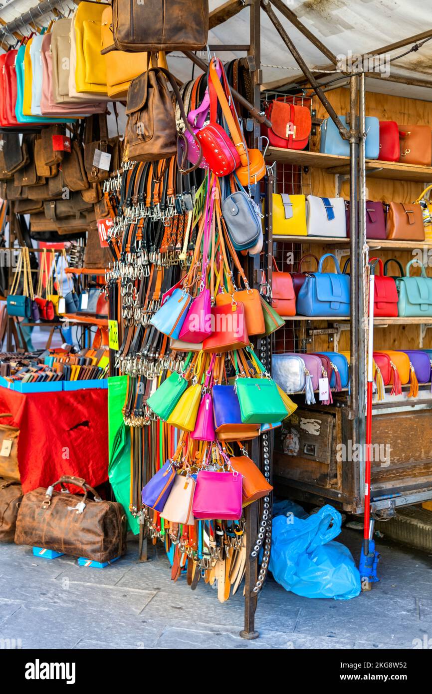 Sacs à main en cuir coloré en vente à l'extérieur d'une boutique, Florence, Italie Banque D'Images