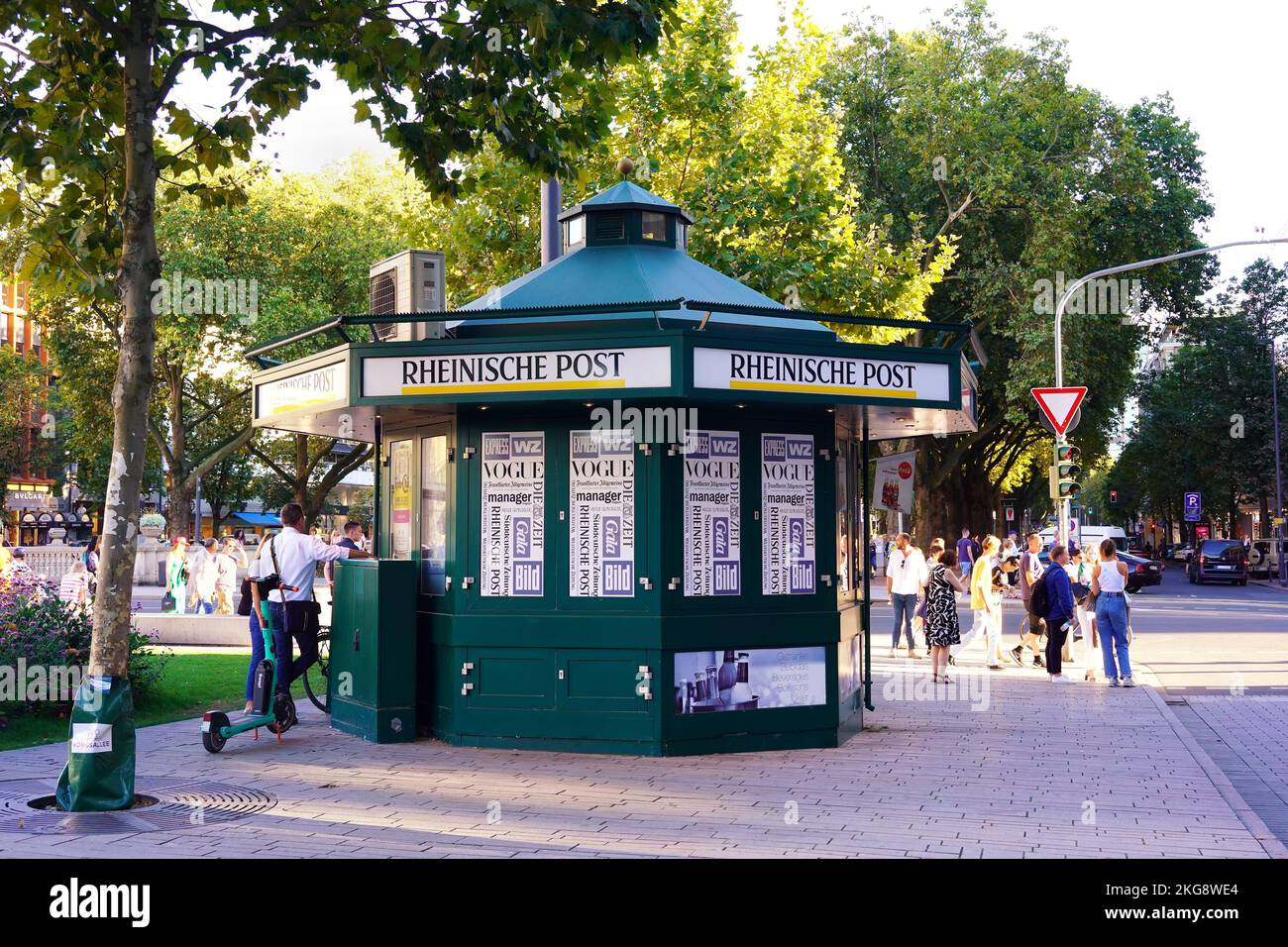 Kiosque / kiosque rétro vert à Corneliusplatz dans le centre-ville de Düsseldorf/Allemagne. Banque D'Images