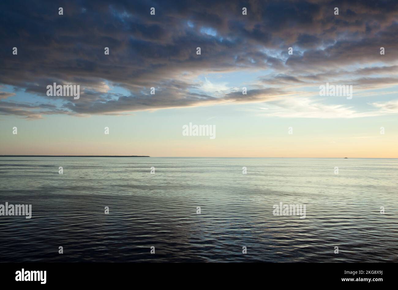 Vue panoramique sur le golfe de Riga au coucher du soleil avec un paysage de nuages spectaculaire (Lettonie). Banque D'Images