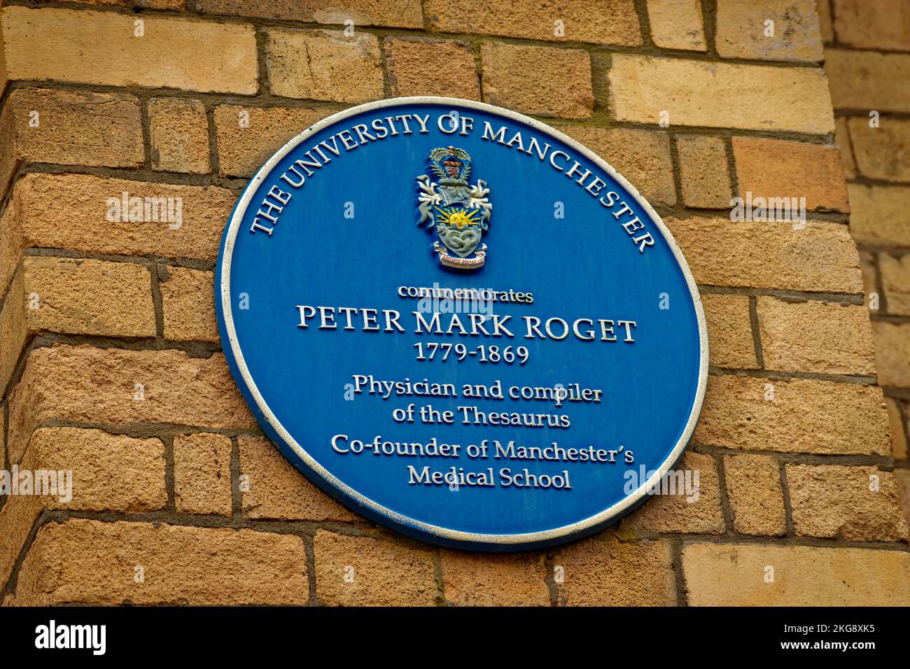 Blue plate à l'Université de Manchester célébrant le travail réalisé là-bas par Peter Mark Roget, médecin et compilateur du Thésaurus de Roget. Banque D'Images
