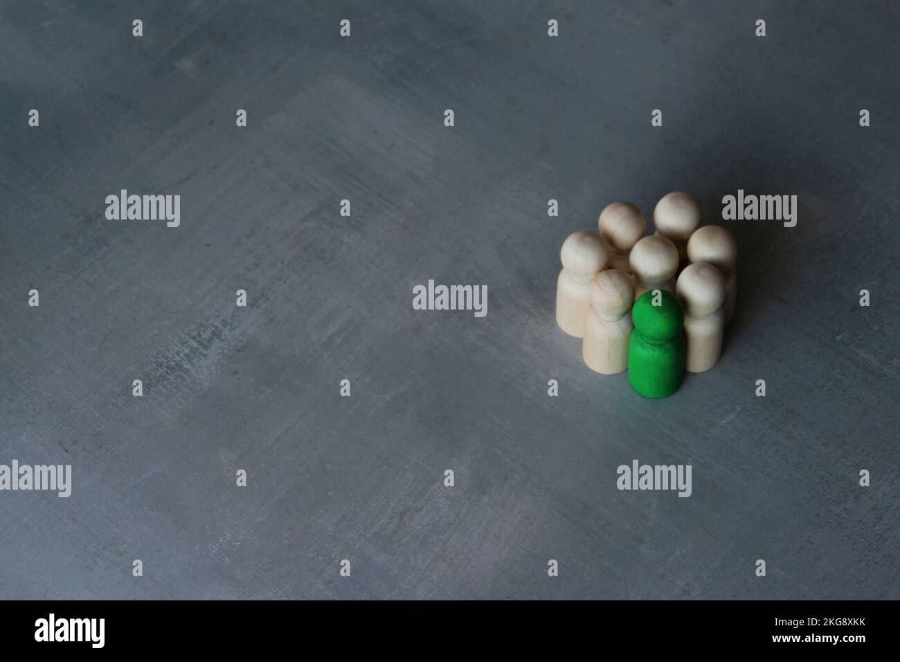 Groupe de poupées en bois. Démarquez-vous de la foule, centre d'attention, concept différent et attrayant Banque D'Images