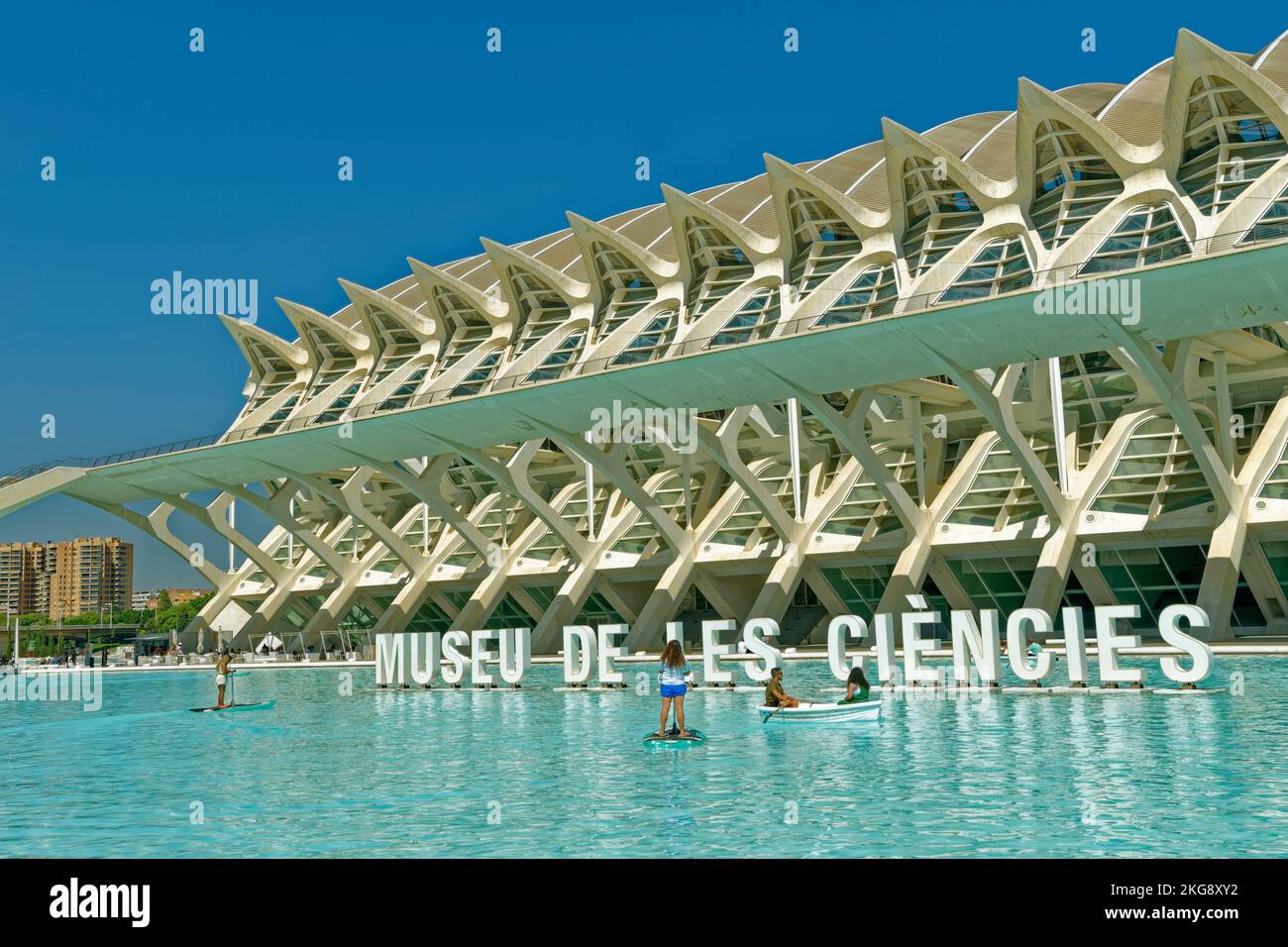 Le Musée des Sciences de la Cité des Arts et des Sciences avec étang de navigation à Valence, province de Valence, Espagne. Banque D'Images