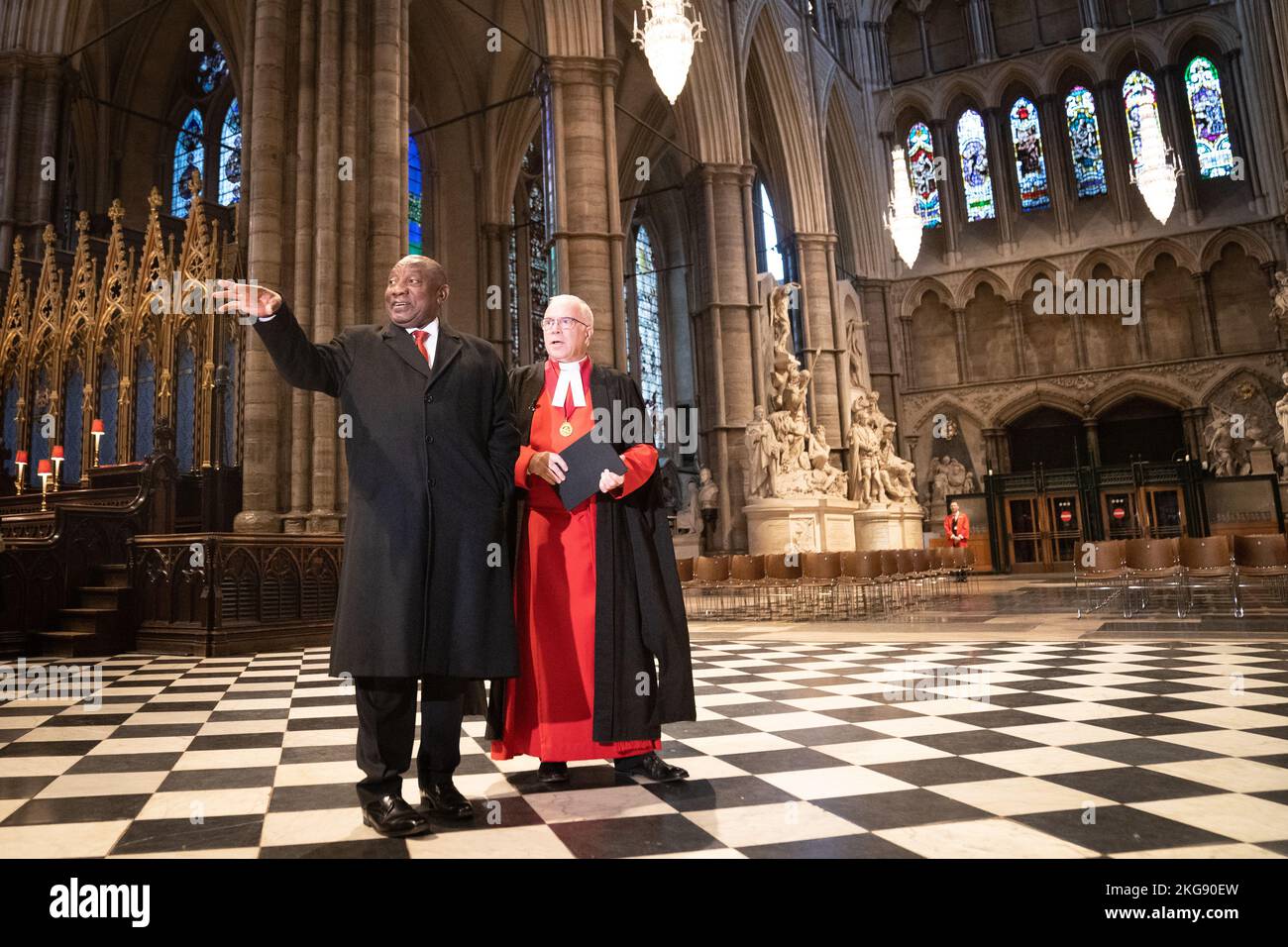 Le président Cyril Ramaphosa, d'Afrique du Sud, visite l'abbaye de Westminster à Londres, accompagné du doyen de l'abbaye de Westminster, le très révérend David Hoyle, dans le cadre de la visite d'État au Royaume-Uni par le président sud-africain. Date de la photo: Mardi 22 novembre 2022. Banque D'Images