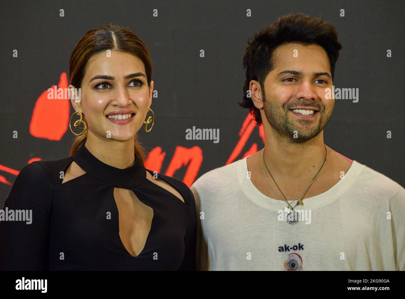 Kolkata, Inde. 22nd novembre 2022. L'actrice Bollywood Kriti Sanon (à gauche) et l'acteur Varun Dhawan (à droite) posent pour des photographies lors d'un événement promotionnel de leur prochain film Bhediya, à Kolkata sur 22 novembre 2022. Le film indien en hindi de 2022, réalisé par Amar Kaushik, va sortir sur 25 novembre 2022. (Photo de Sankhadeep Banerjee/NurPhoto) Credit: NurPhoto/Alay Live News Banque D'Images