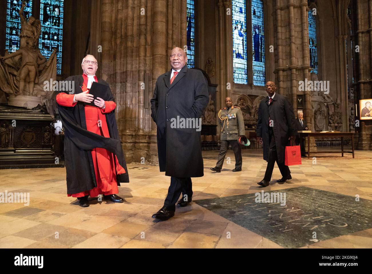 Le président Cyril Ramaphosa, d'Afrique du Sud, visite l'abbaye de Westminster à Londres, accompagné du doyen de l'abbaye de Westminster, le très révérend David Hoyle, dans le cadre de la visite d'État au Royaume-Uni par le président sud-africain. Date de la photo: Mardi 22 novembre 2022. Banque D'Images