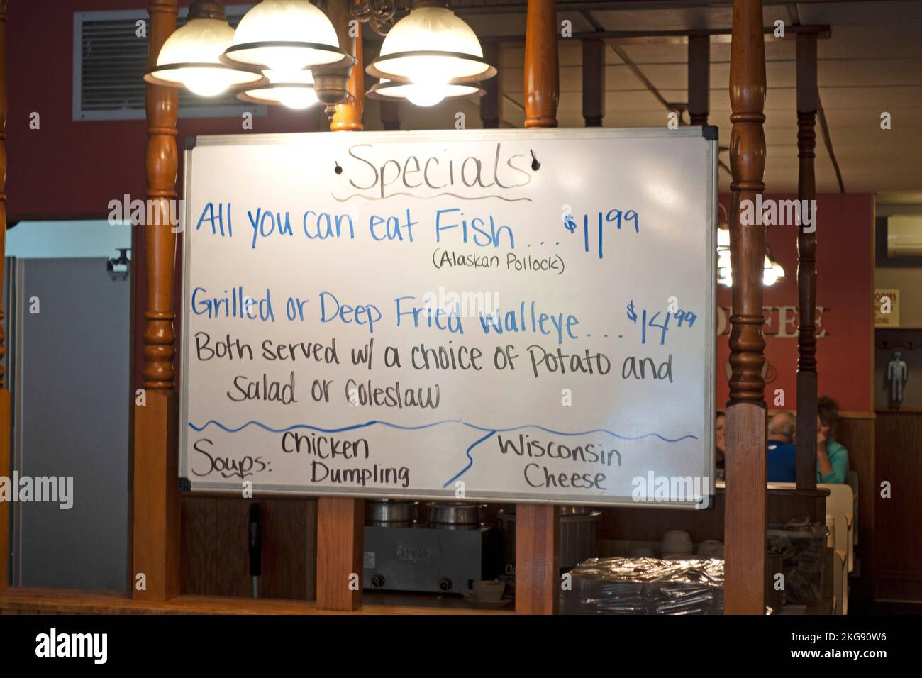 Menu de poissons le vendredi soir et prix à l'entrée du Charlie's Cafe. Freeport Minnesota MN États-Unis Banque D'Images