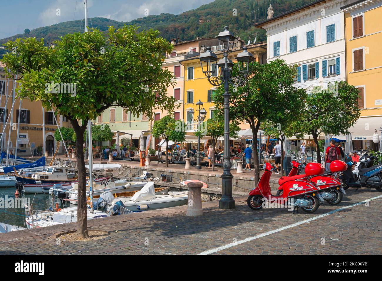 Gargnano Italie, vue en été de Piazza Feltrinelli dans la zone pittoresque du port dans la ville de Gargnano, Lombardie, Italie Banque D'Images