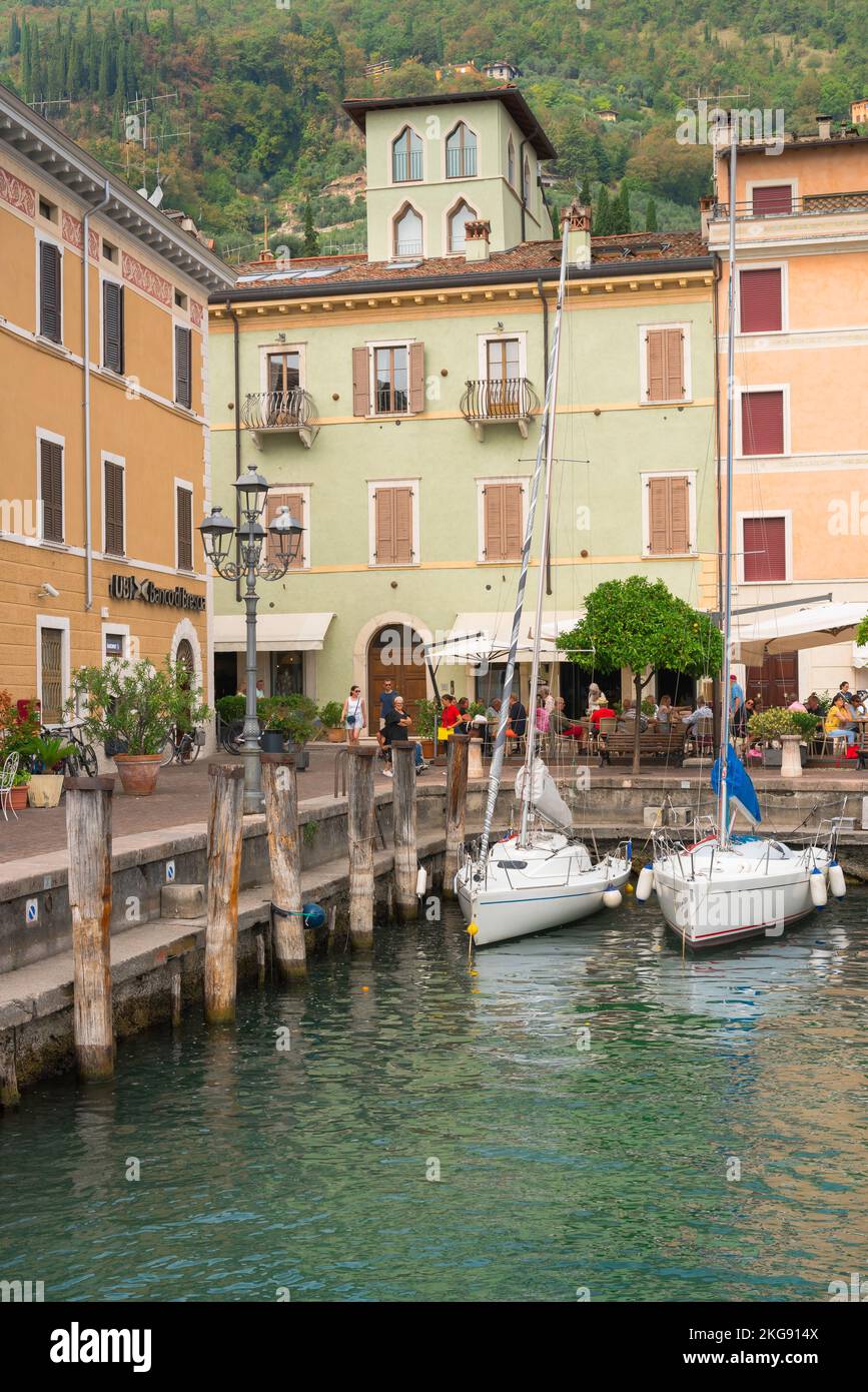 Italie Gargnano, vue en été de la région pittoresque du port dans la ville de Gargnano, Lombardie, Italie Banque D'Images