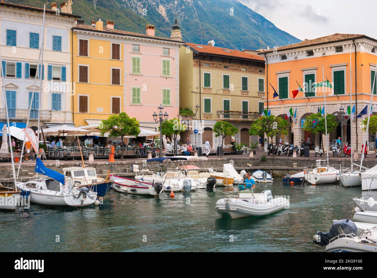 Gargnano Italie, vue en été de la région pittoresque du port dans la ville de Gargnano, Lombardie, Italie Banque D'Images