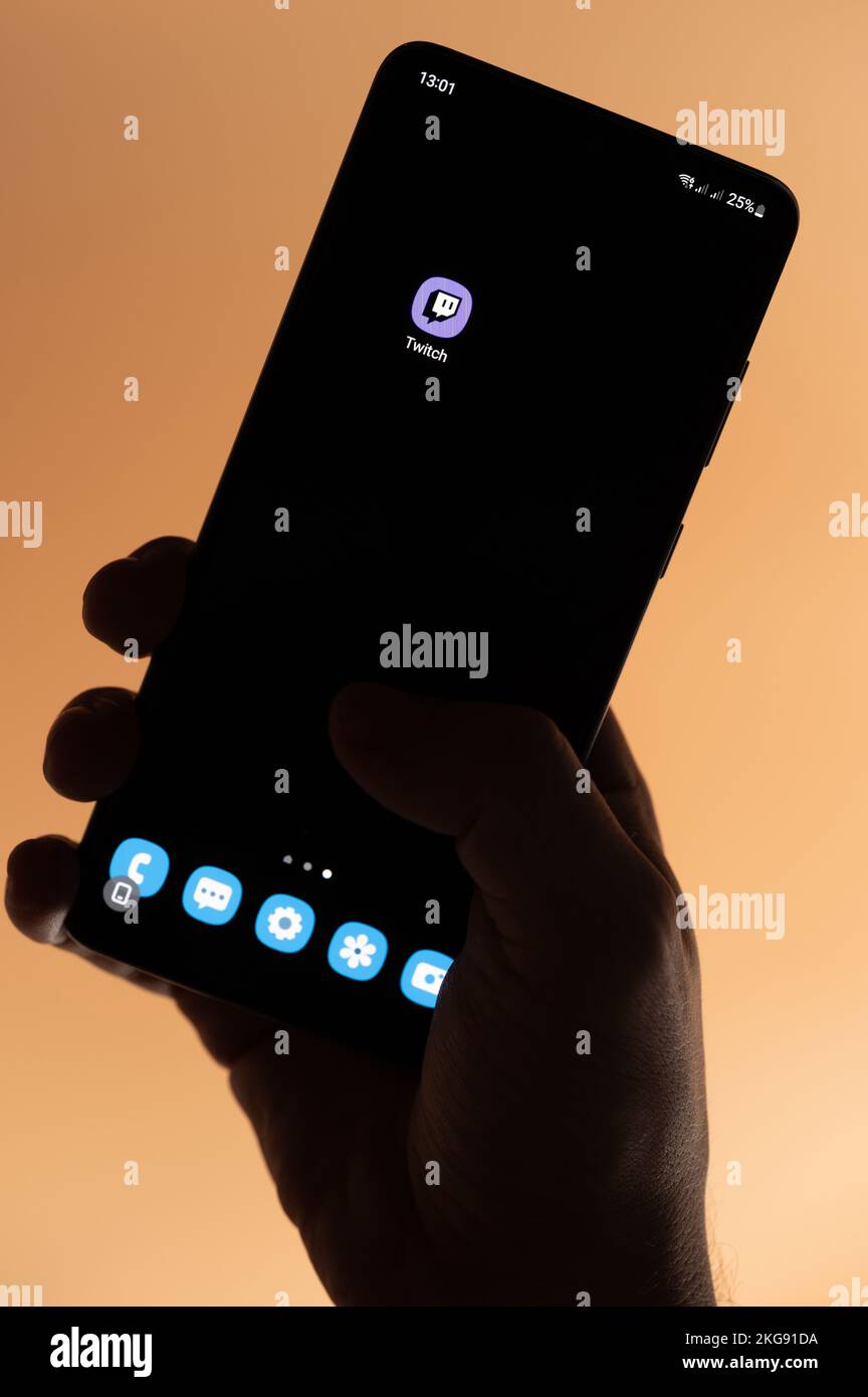 New york, Etats-Unis - 4 novembre 2022 : application twitch ouverte sur smartphone tenant à la main isolée sur fond marron Banque D'Images