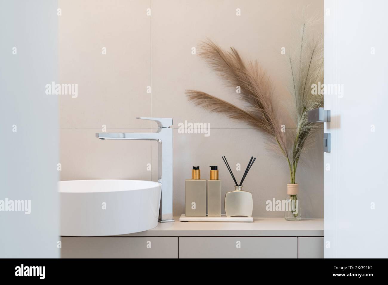 Petite salle de bains dans les tons pastel de l'appartement Banque D'Images