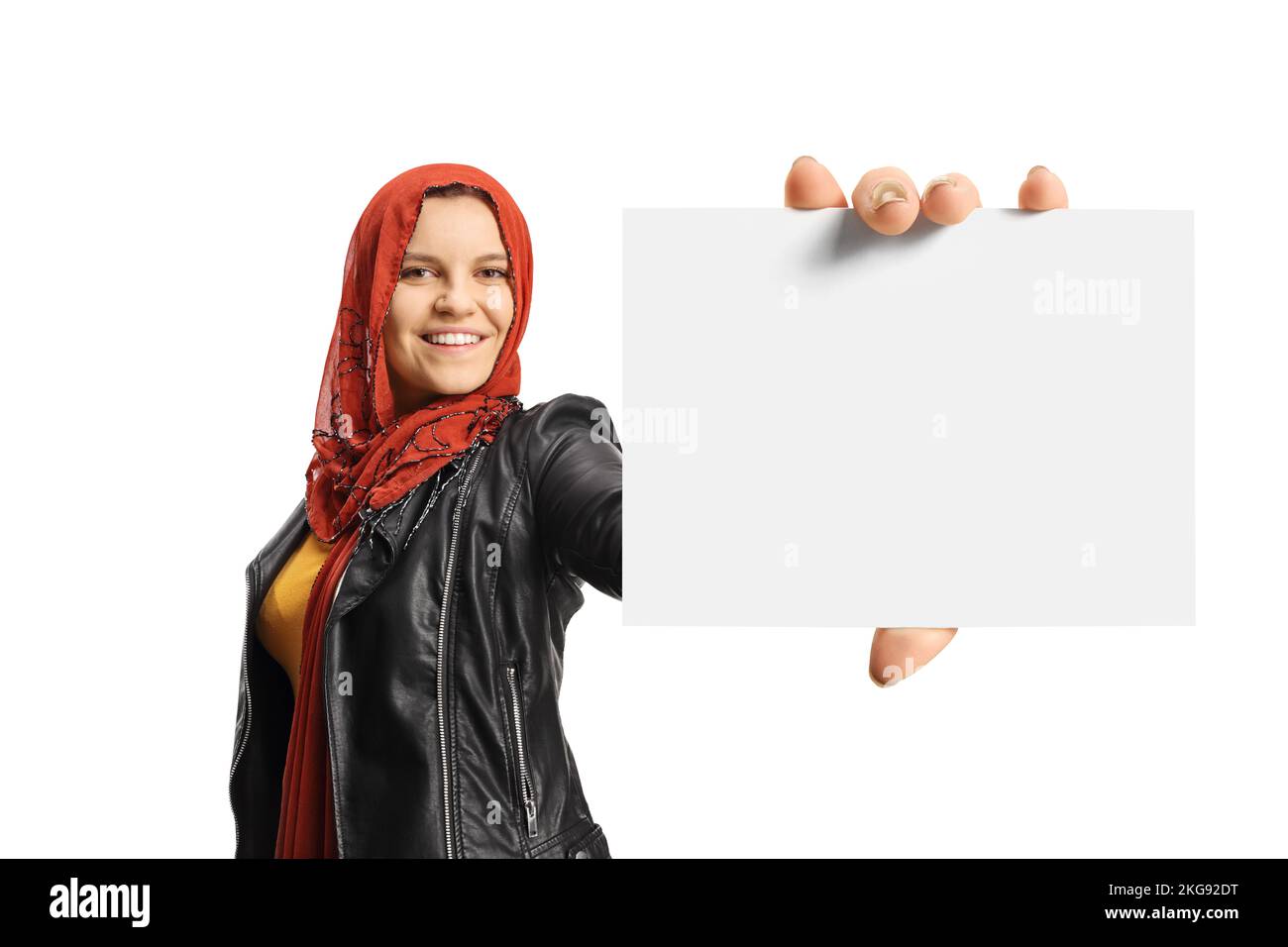 Jeune femme avec hijab tenant un petit carton vierge isolé sur fond blanc Banque D'Images