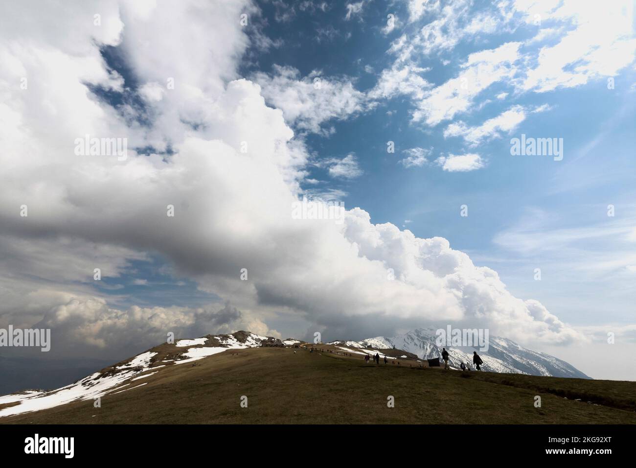 Nuages et neige au sommet. Le mont Baldo est haut de 2 218 m avec la Cima Valdritta, à côté du lac de Garde. Les autres sommets du mont Baldo sont Monte Alti Banque D'Images