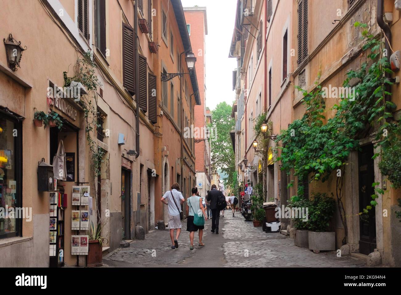 Rome, Italie: Les gens marchent le long de la via della Lungaretta, une rue pittoresque pavée bordée de vieux bâtiments et de boutiques pittoresques dans le charmant Trastevere Banque D'Images