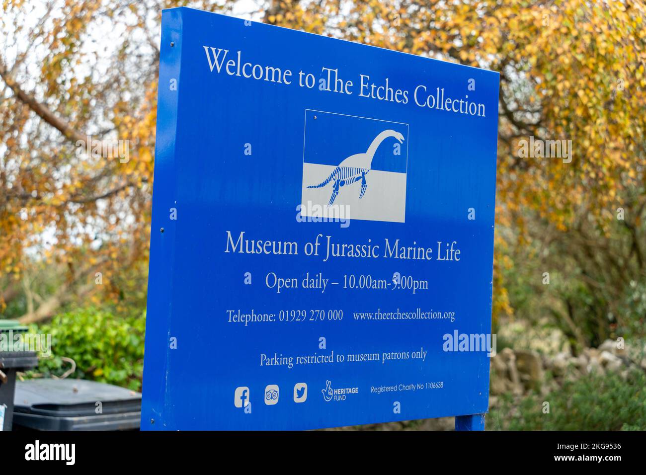 Signez à la collection Etches, un musée de fossiles indépendant présentant des découvertes marines jurassiques à Kimmeridge, Dorset, Royaume-Uni. Banque D'Images