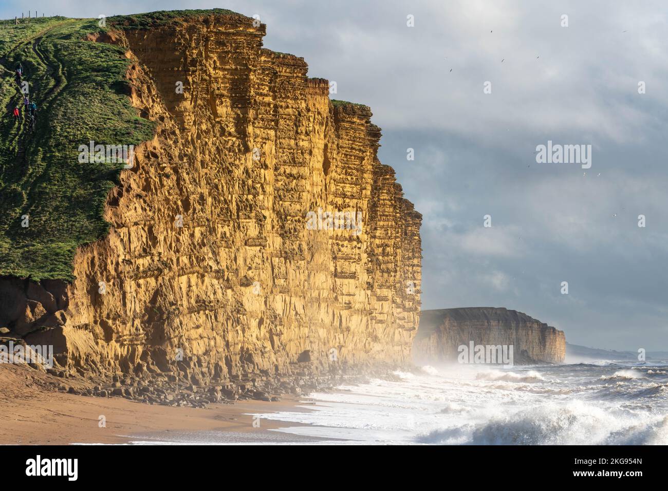 Vue sur les spectaculaires falaises ensoleillées de West Bay, Dorset, Royaume-Uni Banque D'Images