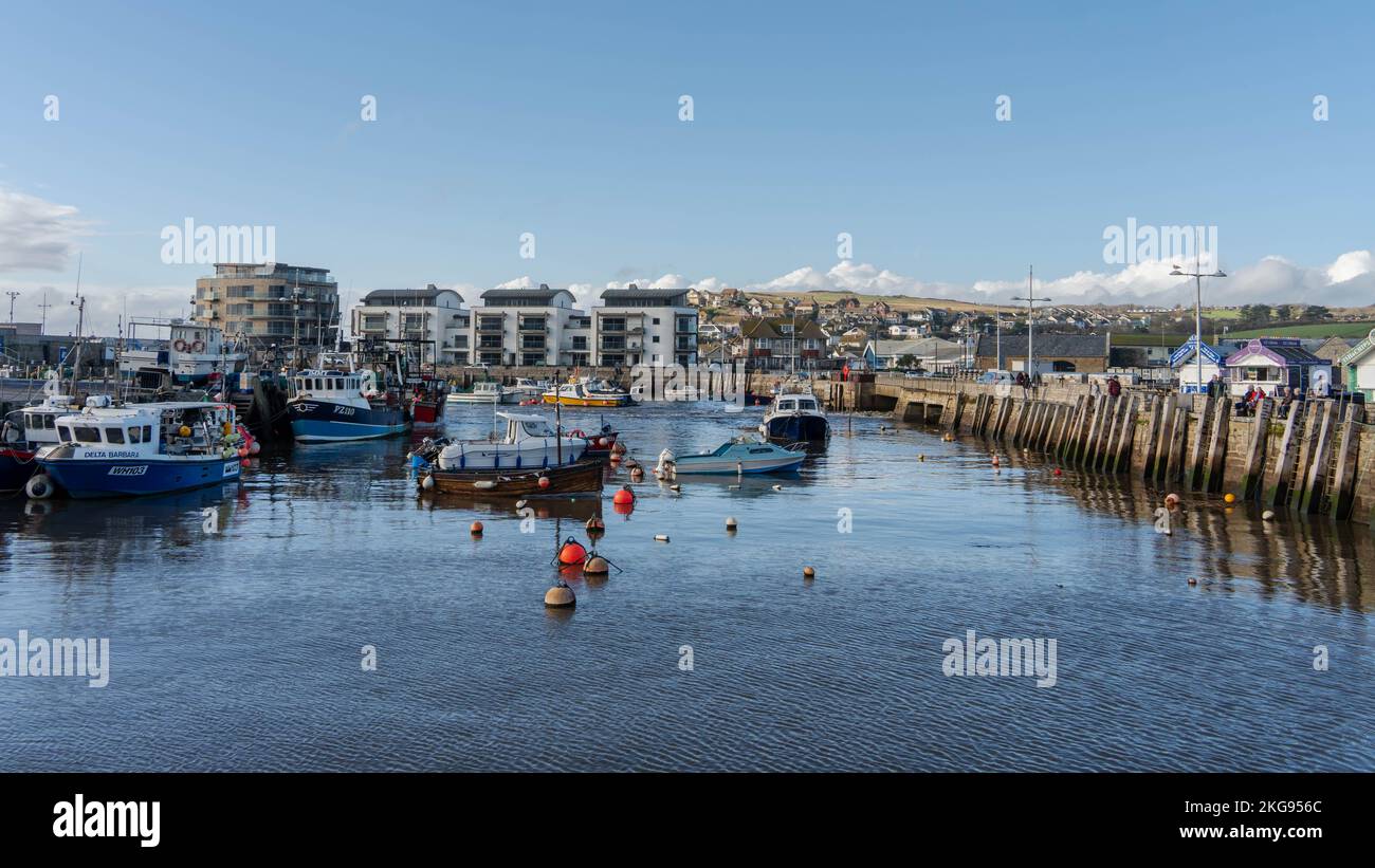 Vue sur le port dans la colonie côtière de West Bay, Dorset, Royaume-Uni. Banque D'Images