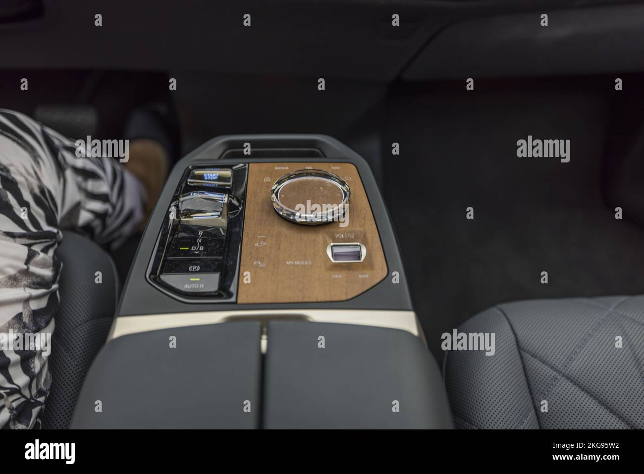 Vue rapprochée de l'intérieur de la voiture électrique BMW IX40 avec boutons de commande en cristal sur le panneau. Suède. Banque D'Images