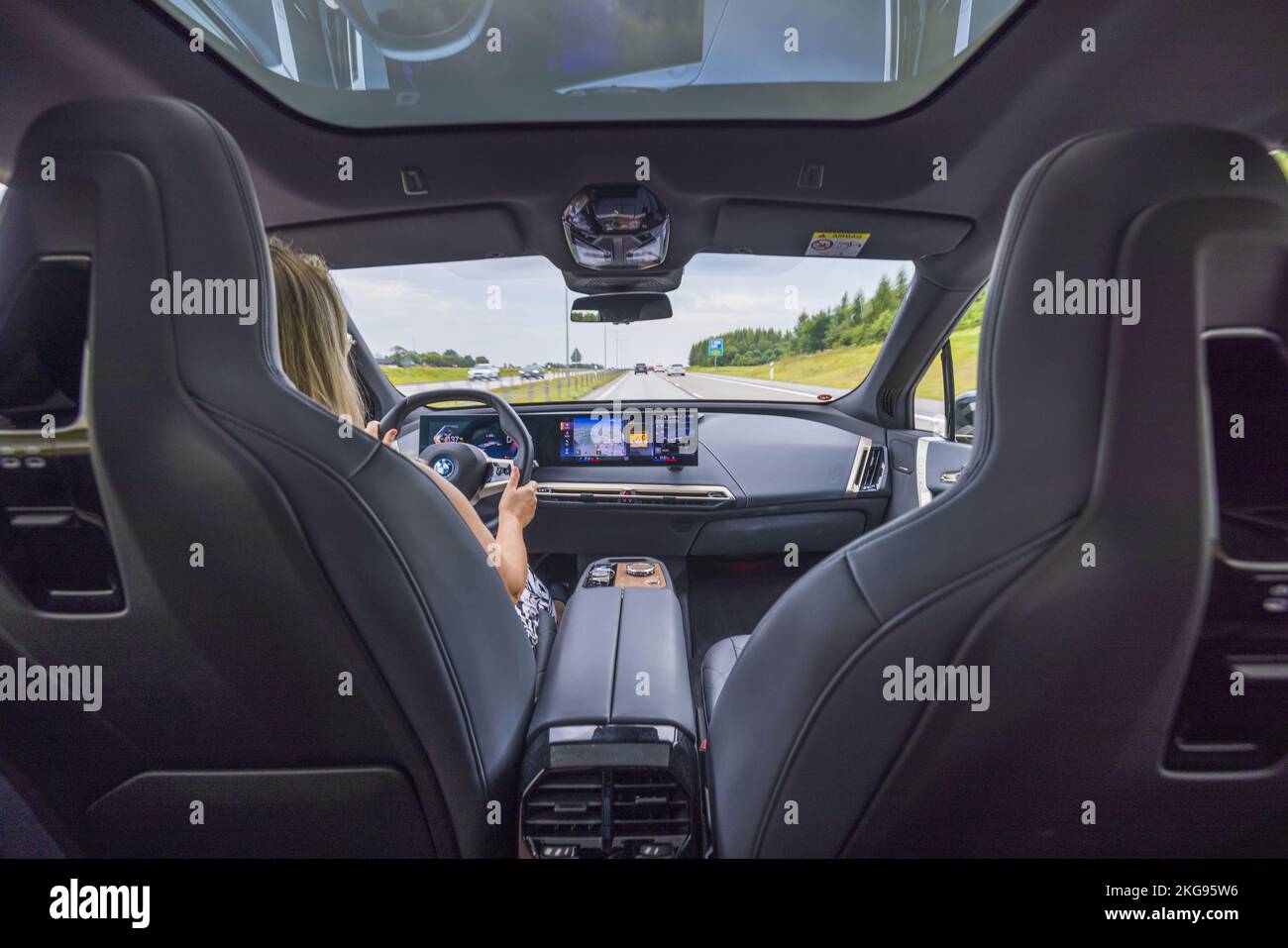 Vue rapprochée de l'intérieur de la BMW iX40 avec un chauffeur de femme. Voiture électrique, concept de technologie. Suède. Banque D'Images