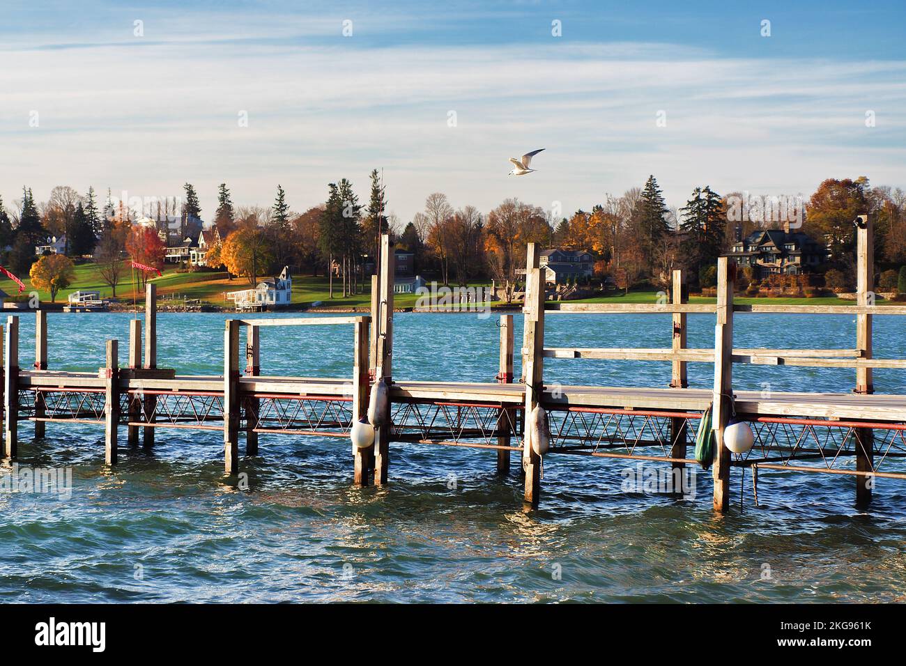 Skaneateles Pier, sur le lac Skaneateles, dans la région des lacs Finger, dans le nord de l'État de New York, un matin d'automne froid Banque D'Images