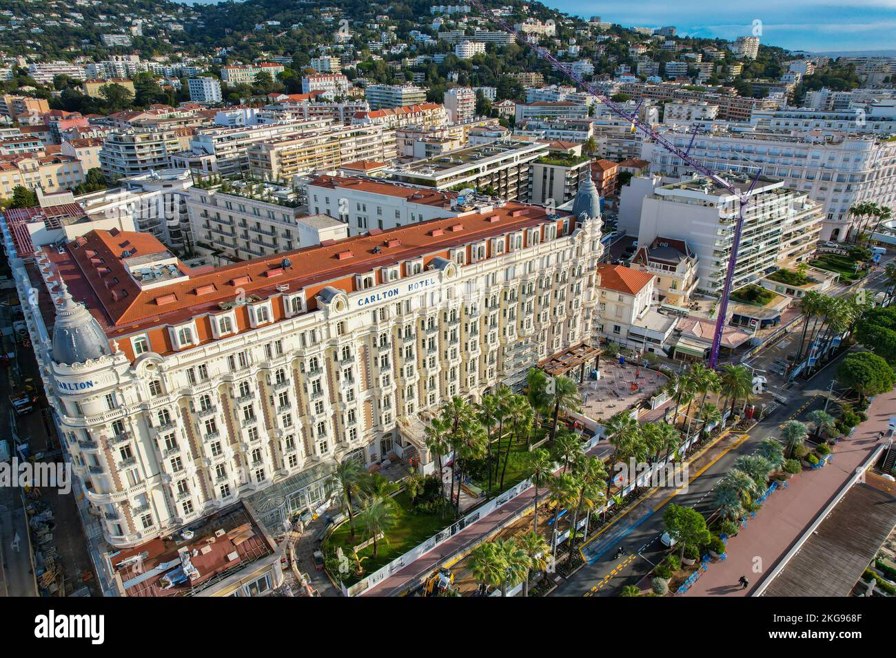 Survolez la croisette de Cannes sur la Côte d'Azur, en bord de mer Méditerranée. Le lieu du célèbre Festival de Cannes Banque D'Images