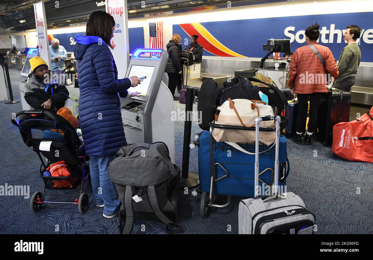 Milwaukee, Wisconsin, États-Unis. 22nd novembre 2022. Les voyageurs s'enregistrer pour les vols de Southwest Airlines à l'aéroport international de Milwaukee Mitchell à Milwaukee, Wisconsin tôt le mardi 22 novembre 2022. La saison de voyage de Thanksgiving 2022 devrait être la journée de voyage aérienne la plus chargée depuis avant le début de la pandémie au début de 2020. (Image de crédit : © Mark Hertzberg/ZUMA Press Wire) Banque D'Images