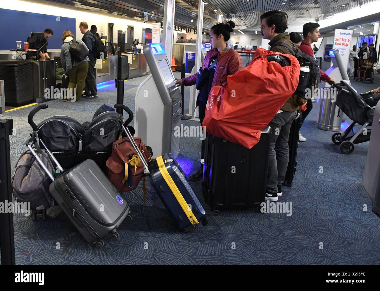 Milwaukee, Wisconsin, États-Unis. 22nd novembre 2022. Les voyageurs s'enregistrer pour les vols de Southwest Airlines à l'aéroport international de Milwaukee Mitchell à Milwaukee, Wisconsin tôt le mardi 22 novembre 2022. La saison de voyage de Thanksgiving 2022 devrait être la journée de voyage aérienne la plus chargée depuis avant le début de la pandémie au début de 2020. (Image de crédit : © Mark Hertzberg/ZUMA Press Wire) Banque D'Images