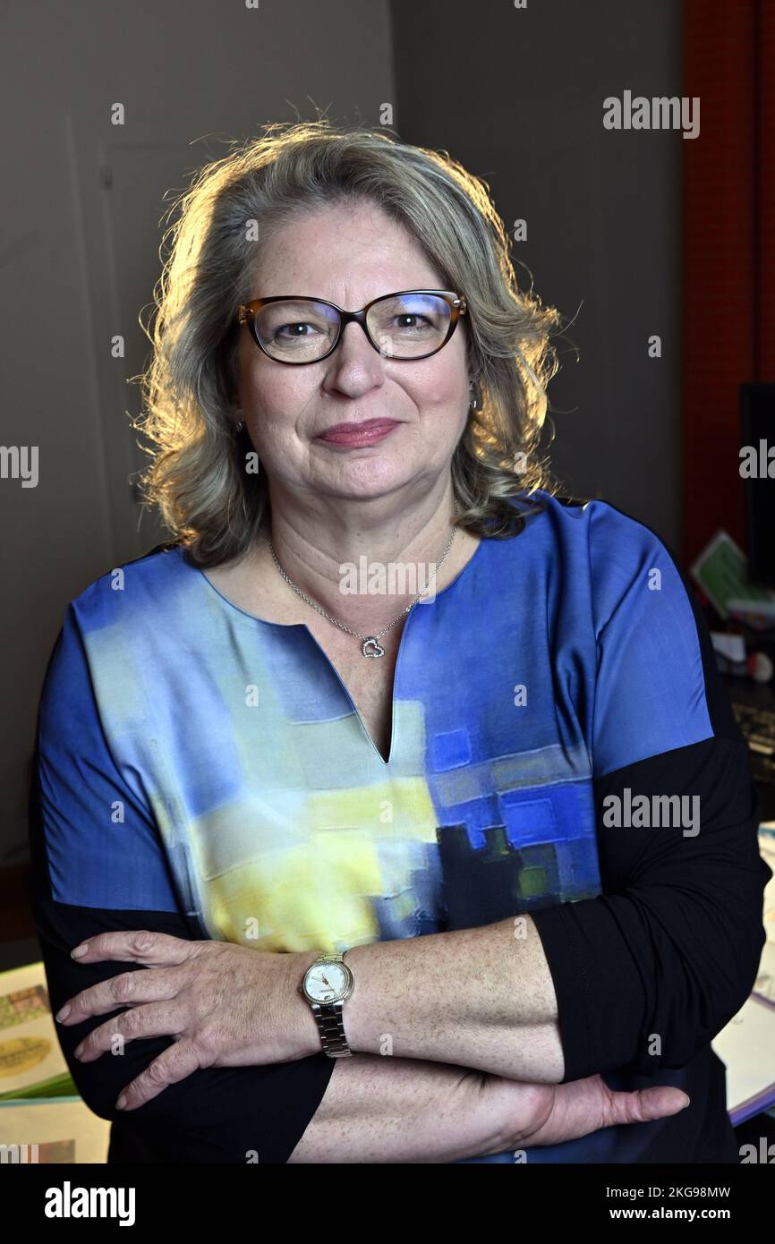 Anne Masson, maire de New Wavre, pose pour le photographe à l'hôtel de ville de Wavre le mardi 22 novembre 2022. BELGA PHOTO ERIC LALMAND Banque D'Images