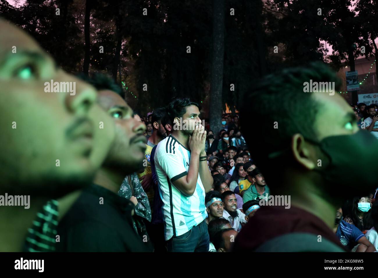 Dhaka, Dhaka, Bangladesh. 22nd novembre 2022. Les amateurs de football apprécient le match de football entre l'Argentine et l'Arabie Saoudite sur grand écran au Centre pour étudiants enseignants (TSC) de l'Université de Dhaka. (Credit image: © Syed Mahabubul Kader/ZUMA Press Wire) Banque D'Images