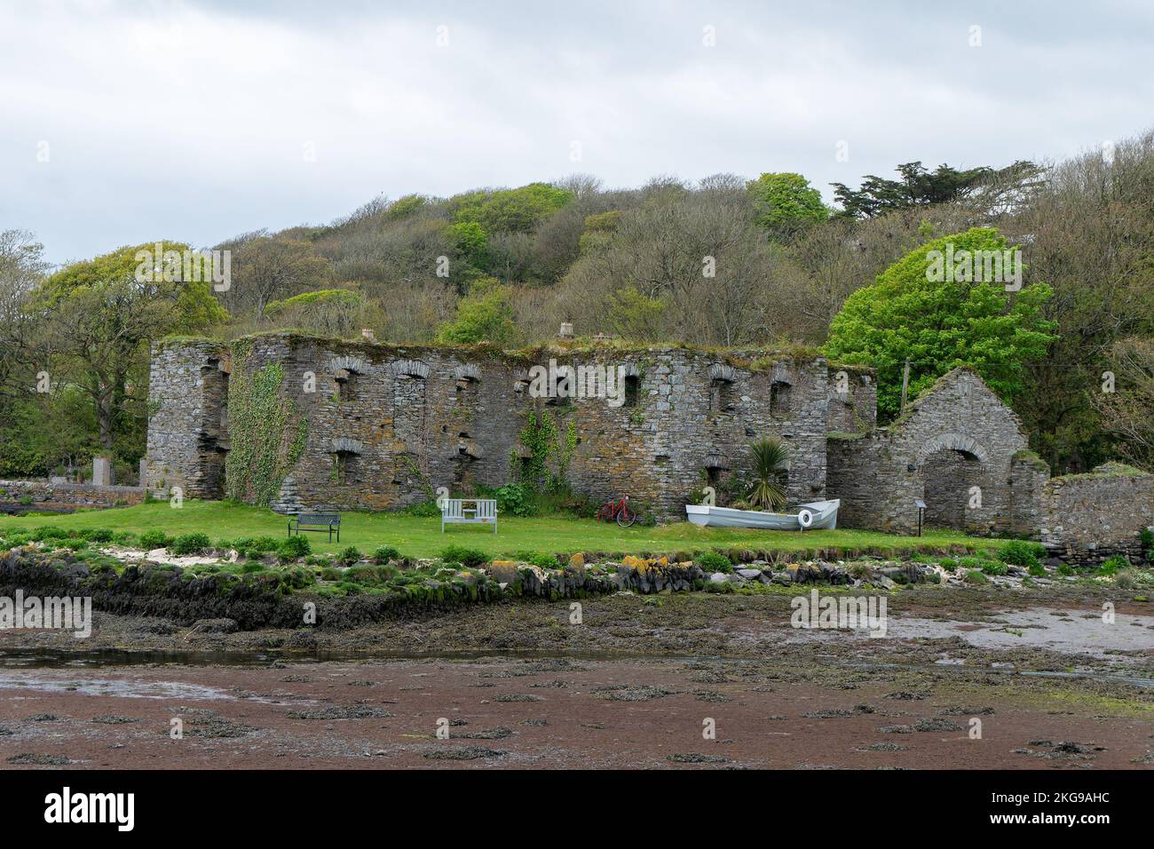 Le magasin de céréales Arundel, sur la rive de la baie Clonakilty. Un bâtiment en pierre. Monument architectural historique, paysage. Attractions touristiques en Irlande Banque D'Images