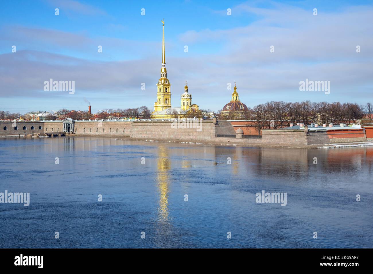 Vue sur la forteresse Pierre et Paul le matin du printemps. Saint-Pétersbourg Banque D'Images