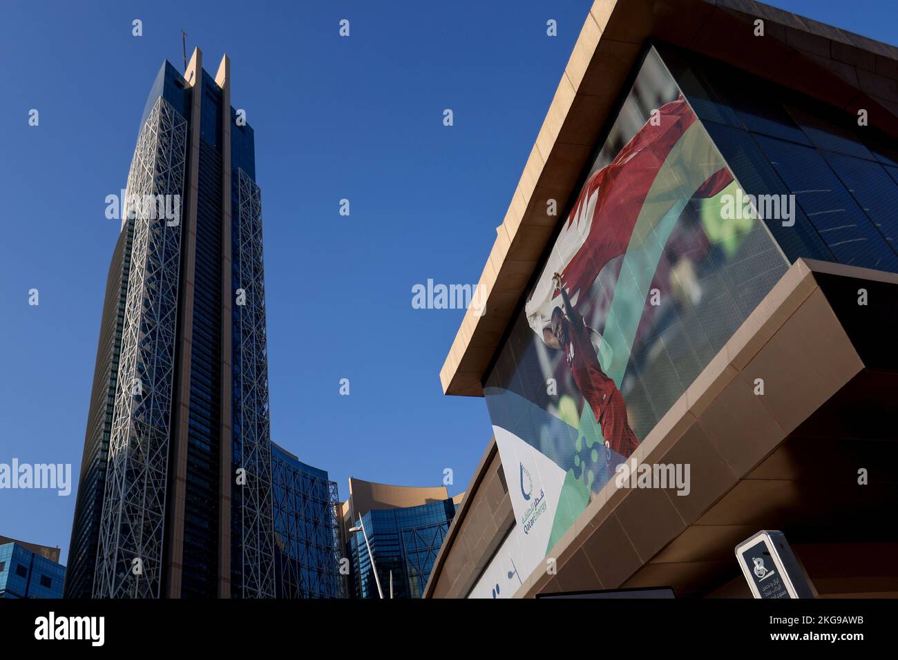 Les drapeaux des participants à la coupe du monde de la FIFA et d'autres symboles de football sont visibles sur les bâtiments de Doha, au Qatar, sur 22 novembre 2022. Photo: Igor Kralj/PIXSELL Banque D'Images