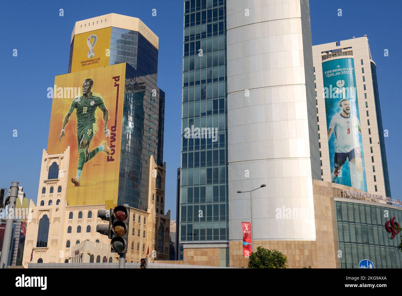 Les drapeaux des participants à la coupe du monde de la FIFA et d'autres symboles de football sont visibles sur les bâtiments de Doha, au Qatar, sur 22 novembre 2022. Photo: Igor Kralj/PIXSELL Banque D'Images