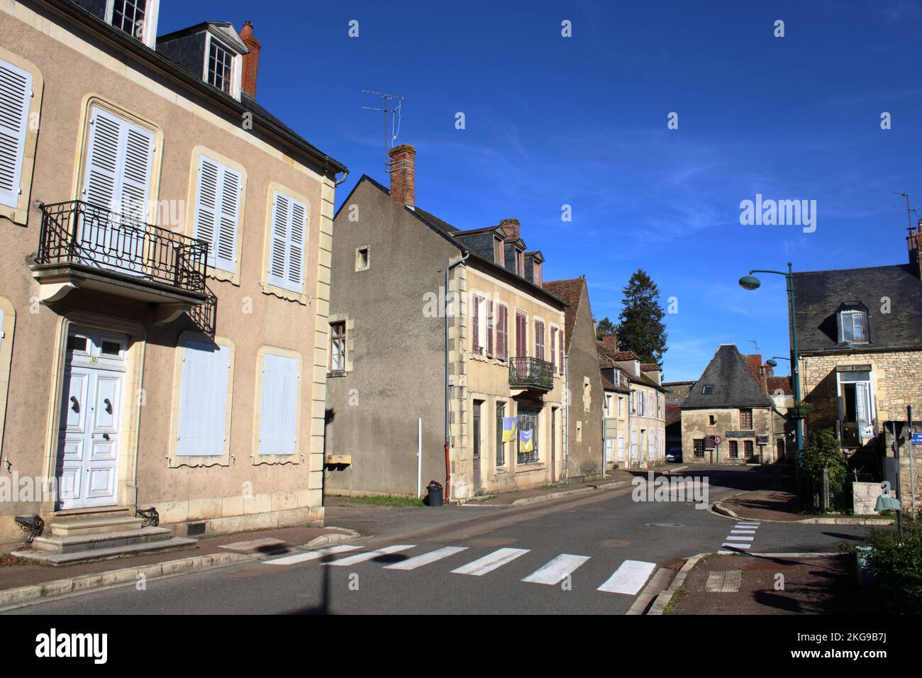 Vue sur une rue française traditionnelle ici situé dans la ville rurale de Donzy dans la région de la Nièvre en France rurale. Banque D'Images