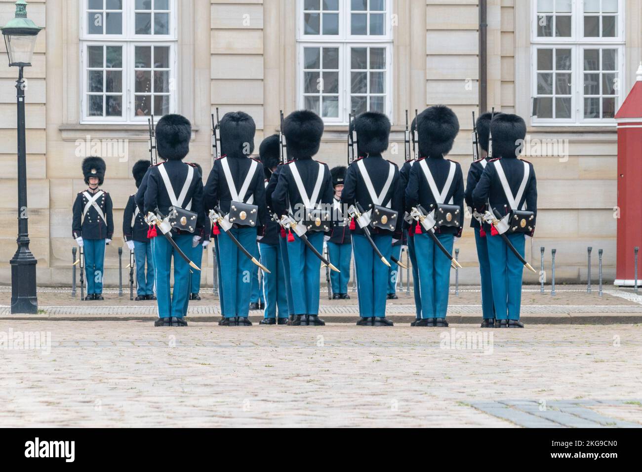 Copenhague, Danemark - 26 juillet 2022: La Garde royale danoise change les gardes au palais d'Amalienborg à Copenhague. Banque D'Images