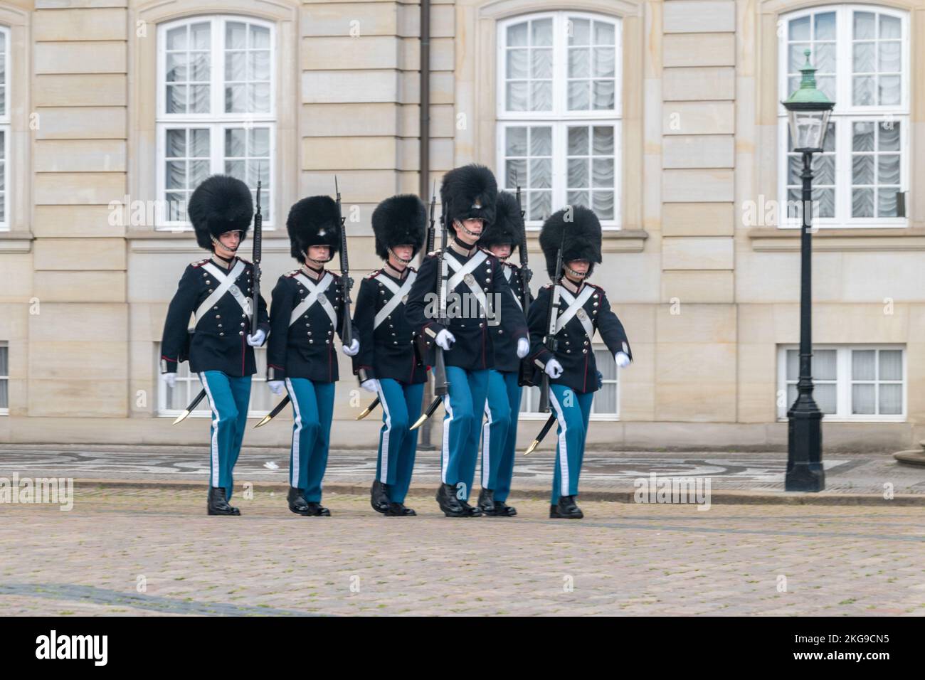 Copenhague, Danemark - 26 juillet 2022 : gardes royales danois avec C7A1s avec poignée de transport fixée et ensembles de vue arrière. Banque D'Images