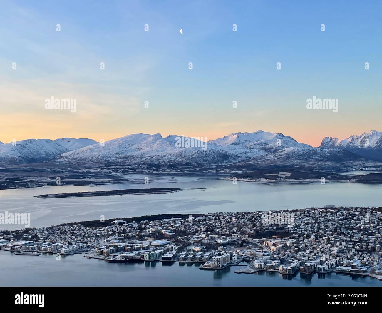 Vue sur le paysage de la ville de Tromso au coucher du soleil à tromso, Norvège Banque D'Images