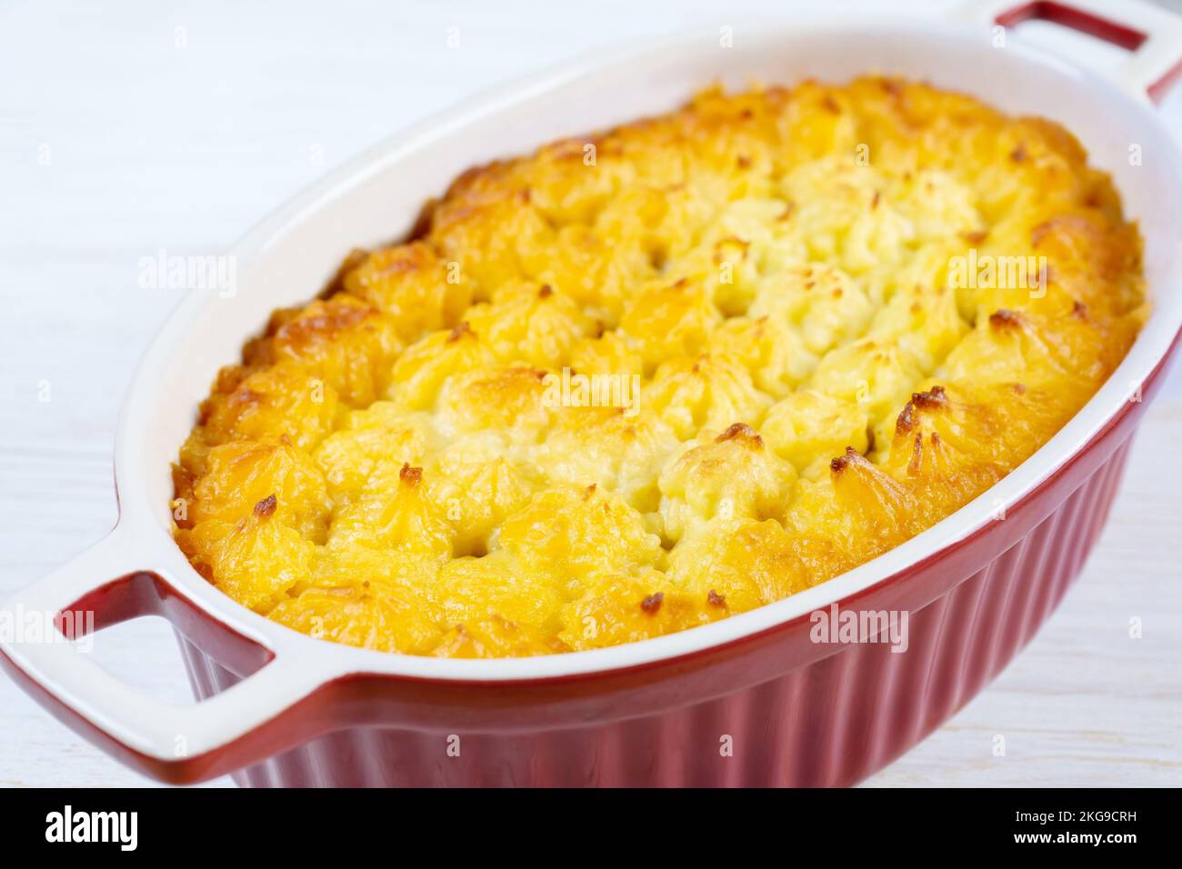 Tarte Shepherd's ou tarte Cottage. Viande hachée, purée de pommes de terre et cocotte de légumes sur fond de bois blanc. Commerce britannique, Royaume-Uni, I Banque D'Images