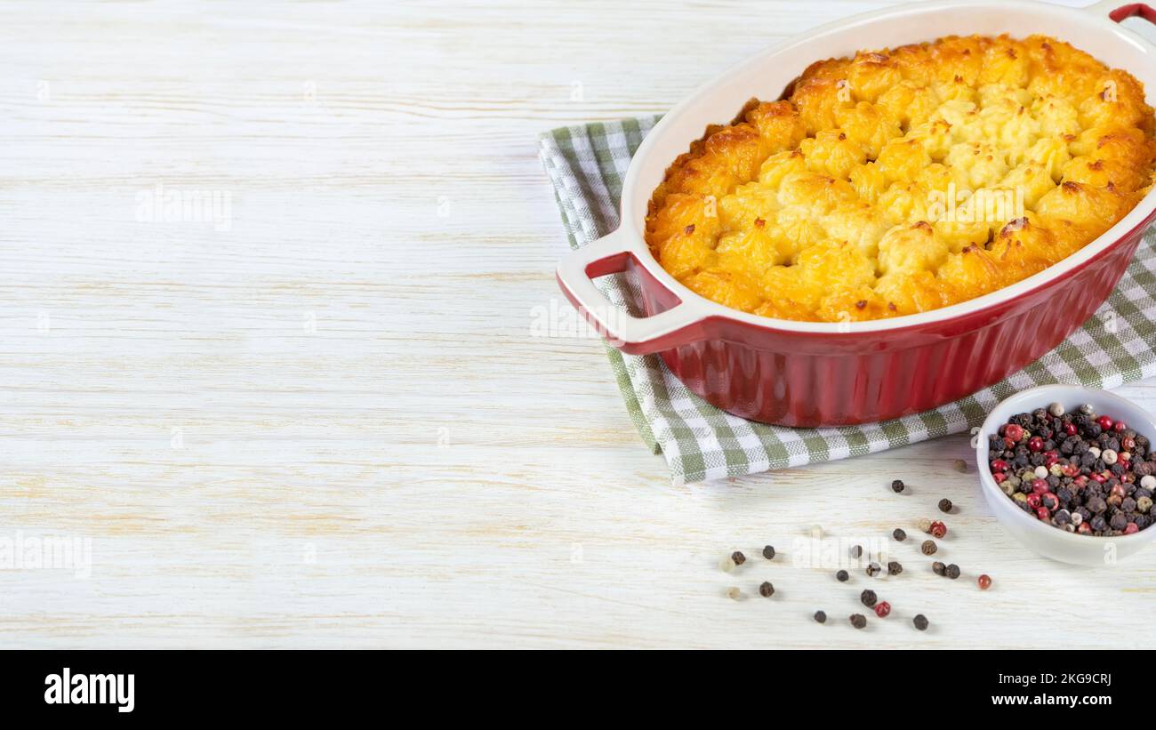 Tarte Shepherd's ou tarte Cottage. Viande hachée, purée de pommes de terre et cocotte de légumes sur fond de bois blanc avec espace de copie pour le texte. Chambre commerciale Banque D'Images
