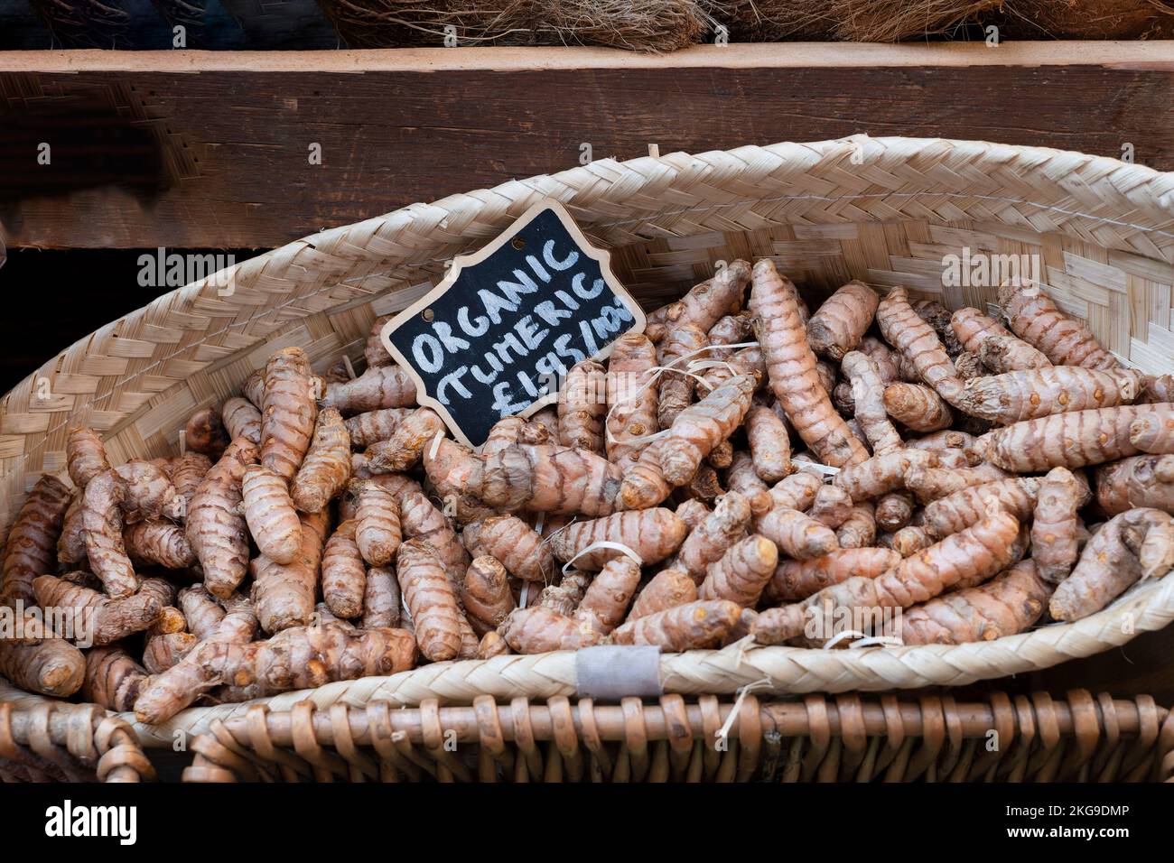 Un panier de curcuma longa, une vitrine de curcuma fraîche biologique, à vendre sur un marché. Le curcuma est lâche et le prix pour le consommateur Banque D'Images