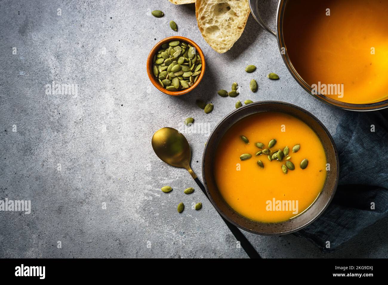 Soupe de potiron dans le pot à la table en pierre. Banque D'Images