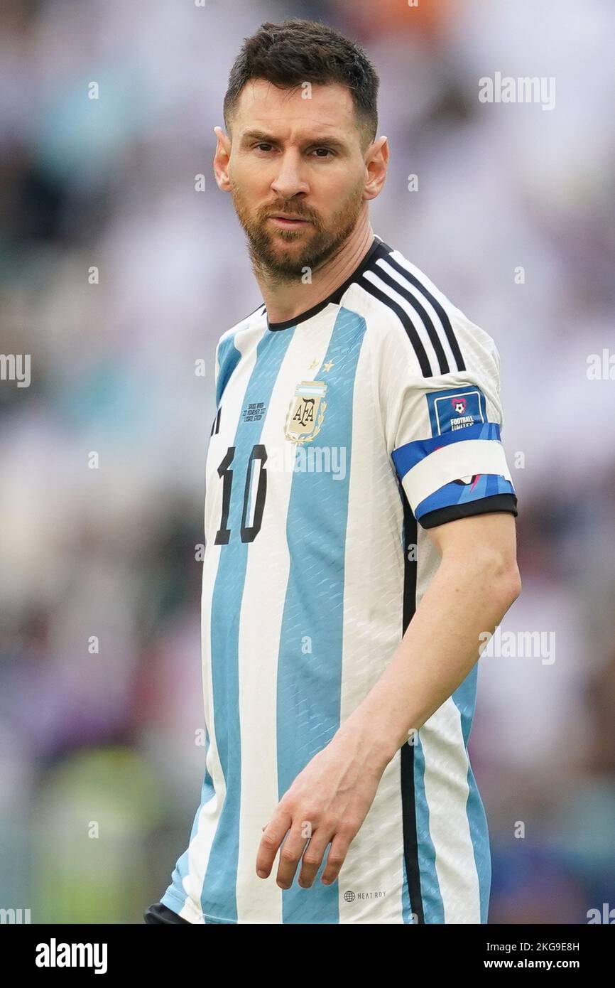 LUSAIL, QATAR - NOVEMBRE 22 : le joueur de l'Argentine Lionel Messi regarde pendant la coupe du monde de la FIFA 2022 le groupe Qatar C entre l'Argentine et l'Arabie Saoudite au stade Lusail sur 22 novembre 2022 à Lusail, Qatar. (Photo de Florencia Tan Jun/PxImages) Banque D'Images